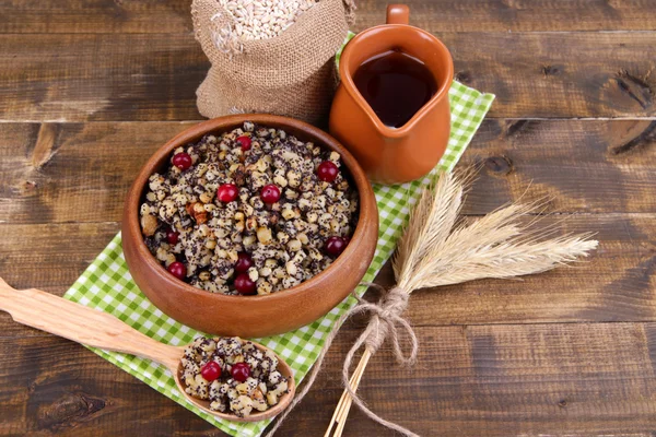 Assiette avec kutia - repas sucré traditionnel de Noël en Ukraine, Biélorussie et Pologne, sur fond de bois — Photo