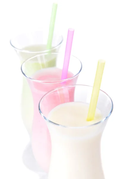 Koktajle mleczne na białym tle — Zdjęcie stockowe