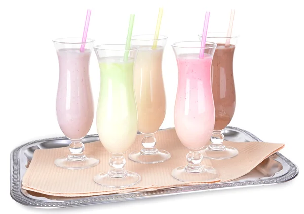 Молочные коктейли на подносе изолированы на белом — стоковое фото