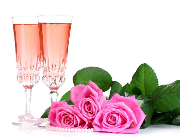 Sammansättning med rosa gnistra vin i glasen och rosa rosor isolerad på vit — Stockfoto