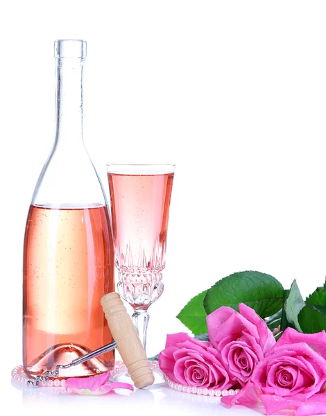 Sammansättning med rosa gnistra vin i glas, flaska och rosa rosor isolerad på vit — Stockfoto