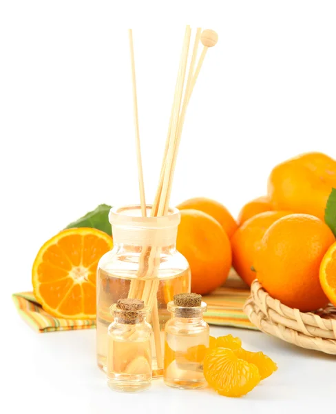 Mandarin illóolaj és mandarin, elszigetelt fehér — Stock Fotó