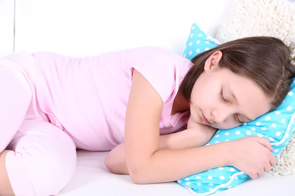 Hermosa niña durmiendo, primer plano — Foto de Stock