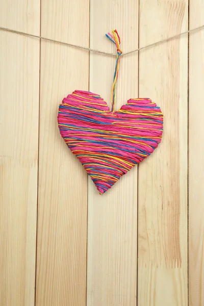 Corazón decorativo sobre fondo de madera — Foto de Stock