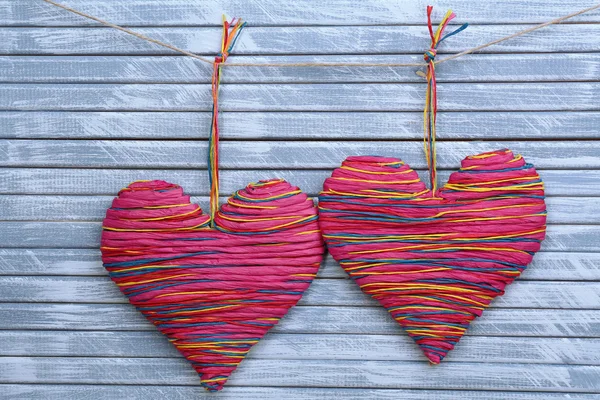 Decoratieve harten op houten achtergrond — Stockfoto