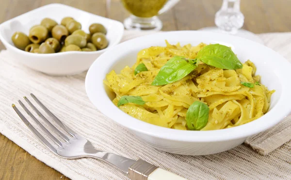 Heerlijke pasta met pesto op plaat op tabel close-up — Stockfoto
