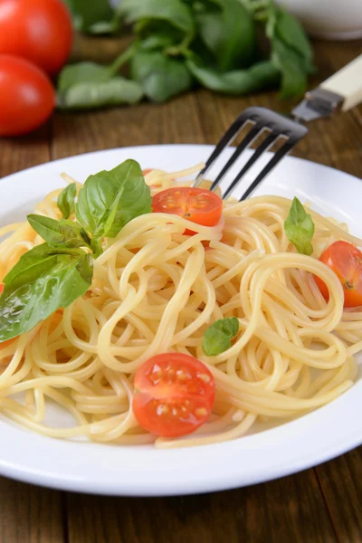 leziz spagetti domates plaka üzerinde tablo yakın çekim