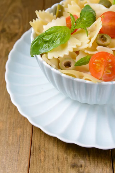 Massa deliciosa com tomates no prato na mesa close-up — Fotografia de Stock