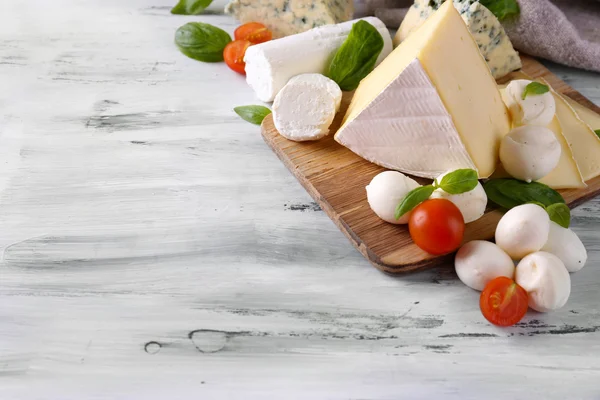 Différents fromages savoureux, sur table en bois — Photo