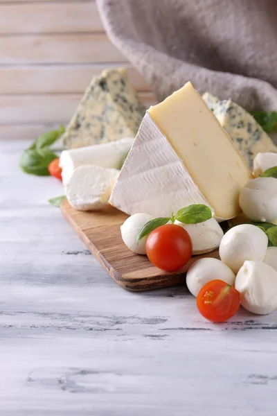 Queijo saboroso diferente, na mesa de madeira — Fotografia de Stock