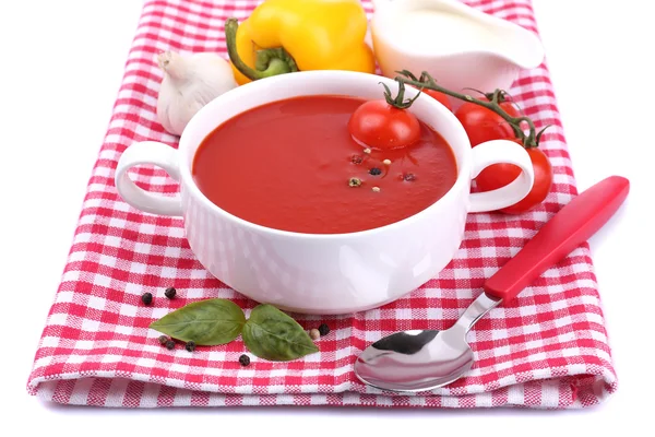 Sopa de tomate saborosa e legumes, isolados em branco — Fotografia de Stock