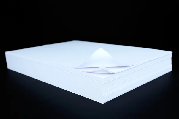 White paper on black background close-up — Stock Photo, Image