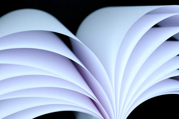 Imagem abstrata das folhas forma de onda de papel branco no fundo preto close-up — Fotografia de Stock