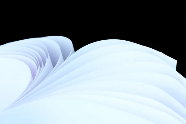 Abstraktní obraz tvaru vlny listů dokumentu white paper na černém pozadí detail — Stock fotografie
