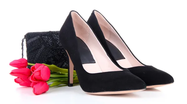 Mooie zwarte vrouwelijke schoenen, tas en bloemen, geïsoleerd op wit — Stockfoto