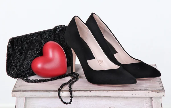 Vackra svarta kvinnliga skor och väska på vit bakgrund — Stockfoto