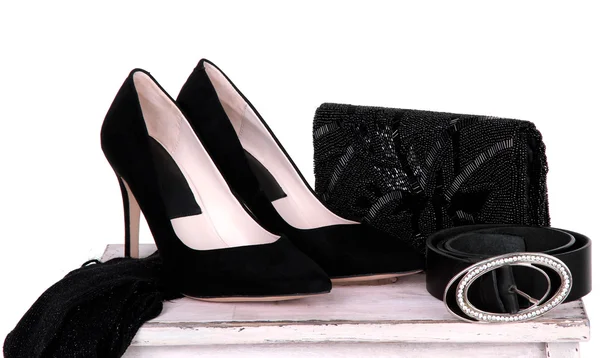 Hermosos zapatos femeninos negros, cinturón y bolso sobre fondo blanco — Foto de Stock