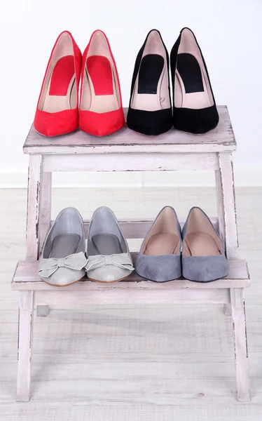 Mooie vrouwelijke schoenen op houten plank — Stockfoto