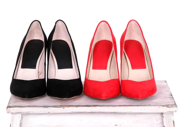 Belles chaussures féminines sur étagère en bois — Photo