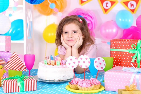 Menina bonita comemorar seu aniversário — Fotografia de Stock