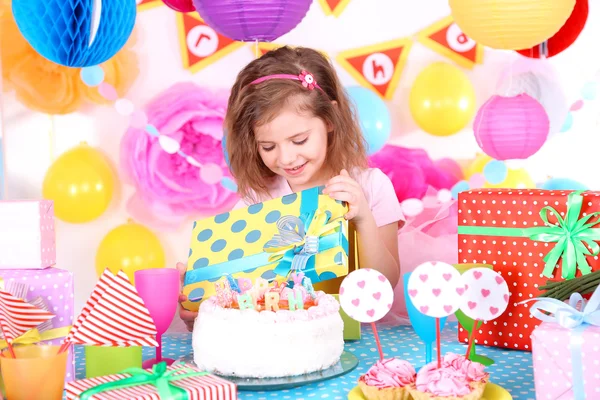 Menina bonita comemorar seu aniversário — Fotografia de Stock