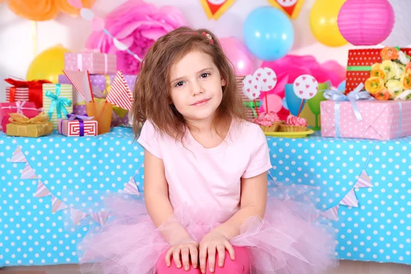 Menina bonita comemorar seu aniversário — Fotografia de Stock