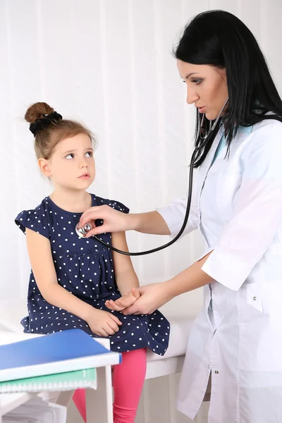 Petite fille chez le médecin — Photo