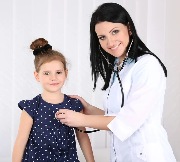 Little girl at doctor — Stock Photo, Image