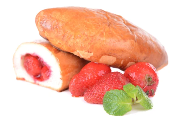 Frisch gebackenes Gebäck mit Erdbeeren isoliert auf weiß — Stockfoto