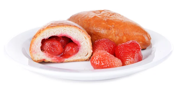 Frisch gebackenes Gebäck mit Erdbeeren isoliert auf weiß — Stockfoto