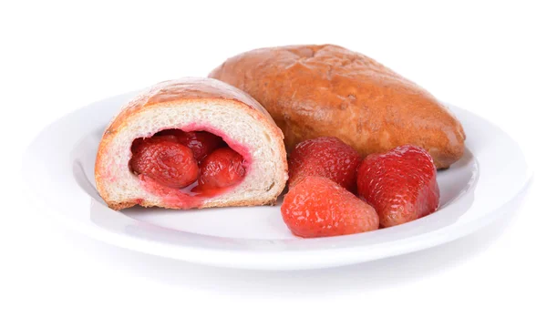 Frisch gebackenes Gebäck mit Erdbeeren isoliert auf weiß — Stockfoto