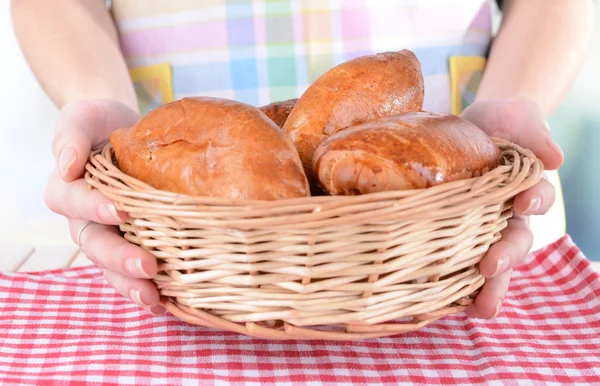 Fresh baked pasties with berries in wicker basket close-up — Stock Photo, Image