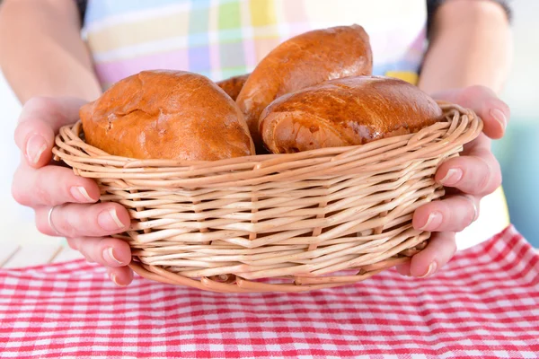 Fresh baked pasties with berries in wicker basket close-up — Stock Photo, Image