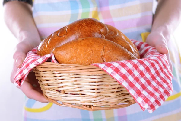 Fresh baked pasties with berries in wicker basket close-up — Stock Photo, Image