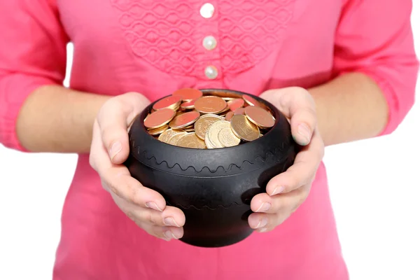 Keramische pot met gouden munten in vrouwelijke handen, geïsoleerd op witte achtergrond — Stockfoto