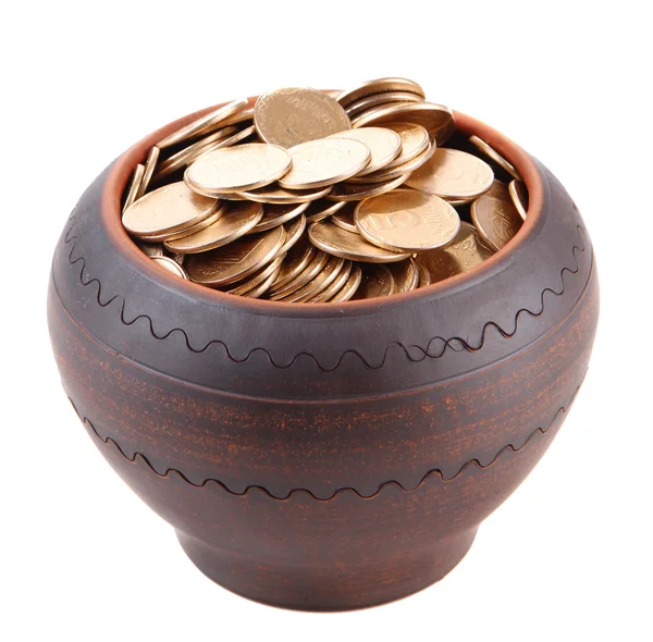 Złote monety w ceramicznych puli, na białym tle — Zdjęcie stockowe