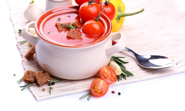 Smakelijke tomatensoep en groenten, geïsoleerd op wit — Stockfoto