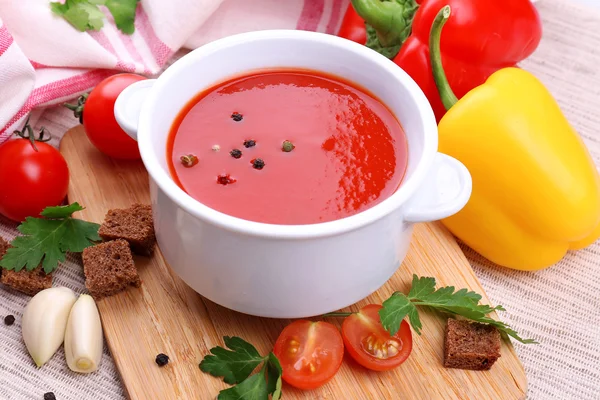 Вкусный томатный суп и овощи, закрыть — стоковое фото