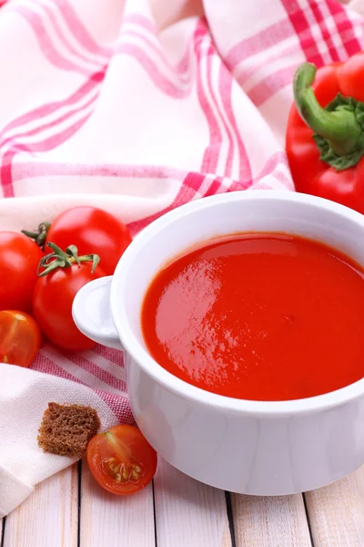 Смачні томатний суп і овочі на дерев'яні таблиці — 스톡 사진