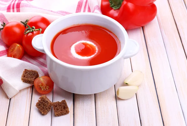 Sabrosa sopa de tomate y verduras en la mesa de madera — Foto de Stock