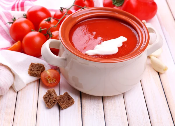 Leckere Tomatensuppe und Gemüse auf Holztisch — Stockfoto