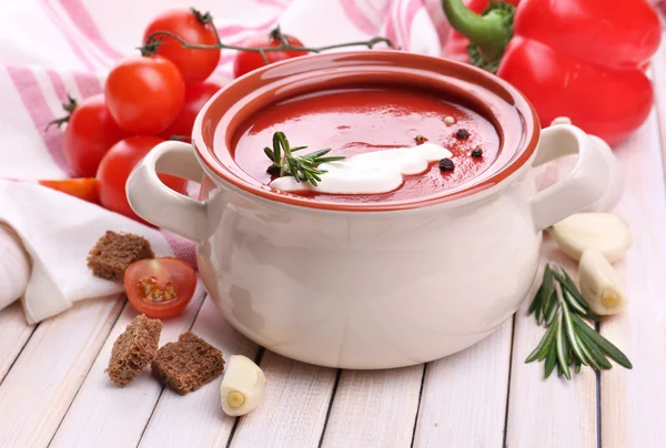 Smakfull tomatsuppe og grønnsaker på trebord – stockfoto