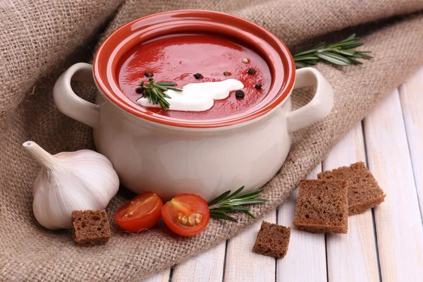 Smakelijke tomatensoep op houten tafel — Stockfoto