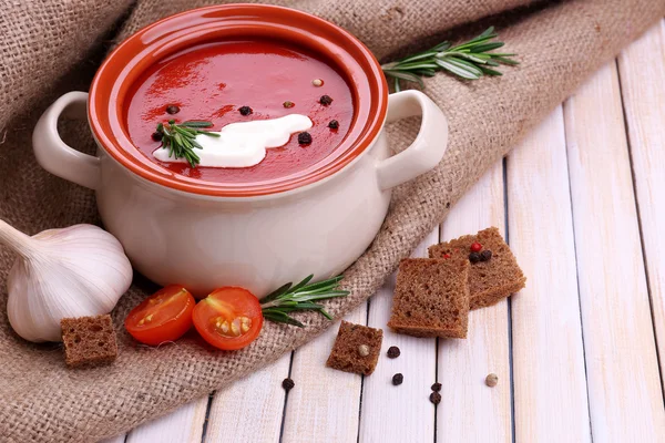 Gustosa zuppa di pomodoro sul tavolo di legno — Foto Stock