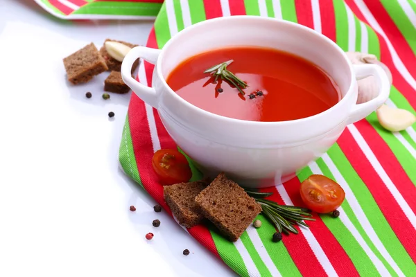 Leckere Tomatensuppe, isoliert auf weiß — Stockfoto