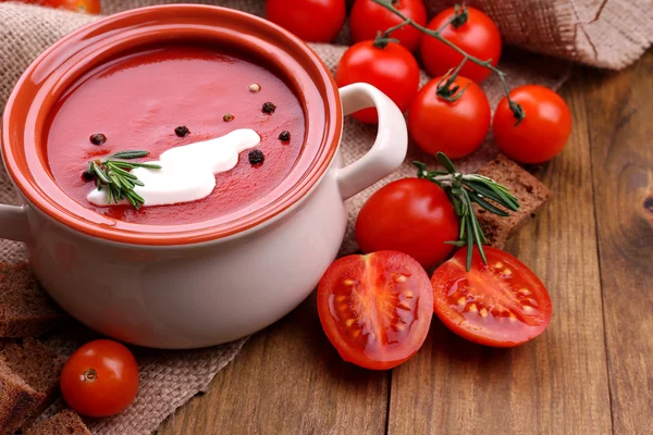 Velsmagende tomatsuppe på træbord - Stock-foto