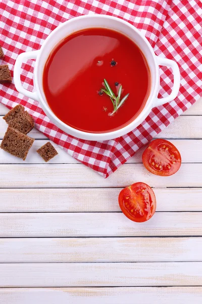 Gustosa zuppa di pomodoro sul tavolo di legno — Foto Stock