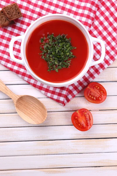 Sabrosa sopa de tomate sobre mesa de madera —  Fotos de Stock