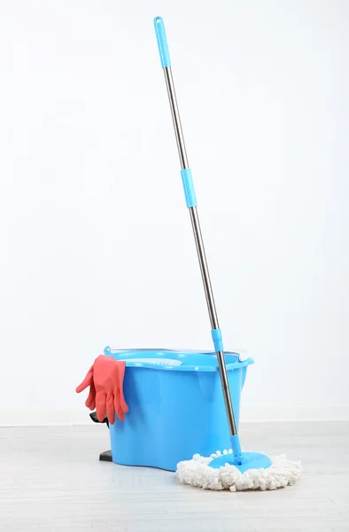 Andar esfregona e balde para lavar no quarto — Fotografia de Stock