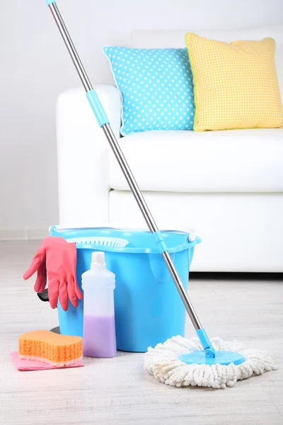 Brosse à plancher et seau pour le lavage dans la chambre — Photo